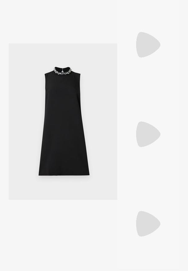 Robe sans manches noire avec un col montant, ornée d'un collier statement en pierres précieuses transparentes et accents métalliques.; Botte en cuir noir hauteur genou avec une finition brillante, bout pointu et talon fin. Texture lisse avec des détails de design minimaux.; Sac à main en cuir noir de forme arrondie, décoré de clous argentés et équipé d'une poignée courte. Texture lisse et fermeture éclair.; Boucles d'oreilles en argent en forme de cœur, ornées de fils tombants de strass transparents pour plus d'éclat et de texture.