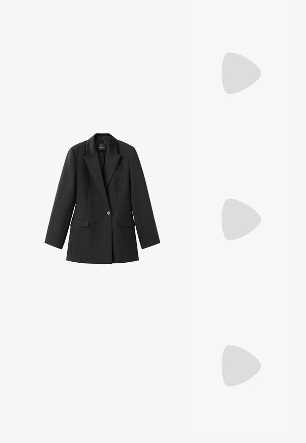 Zwarte blazer van gladde stof, met een geknipte revers, een enkele knoopsluiting en twee zijzakken. Tailored fit met lange mouwen.; Zwart leren laars tot de knie met een spitse neus, hoge stilettohak, een gladde afwerking en een eenvoudig, slank ontwerp zonder versieringen.; Zwarte zonnebril met een slank rechthoekig frame en blauwe lenzen. Heeft een gladde textuur en stevige pootjes. Merklogo aan de zijkant.; Mango Handtas - black
