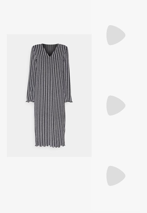 Langes, V-Ausschnitt-Kleid mit langen Ärmeln. Verfügt über vertikale streifen in Marineblau und Silber. Hergestellt aus einem strukturierten, weichen Stoff mit einem ausgestellten Saum.; Hohe schwarze Lederstiefel mit spitzen Zehen, Blockabsätzen und seitlichen Reißverschlüssen, getragen an Beinen vor hellem Hintergrund.; Schwarze Lederhandtasche mit großem offenem oberen Bereich und einem einzelnen Schulterriemen. Weiche Textur, minimalistisches Design, mit subtilen hardware Akzenten.; Silberne Metall-Hoops mit strukturiertem Design, ausgestattet mit einem kleinen Steckverschluss und Branding an einem Hoop. Abgerundete Form mit glänzender Oberfläche.