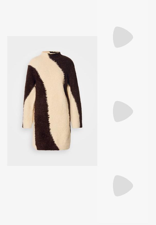 Langærmet sweaterkjole med høj hals, lavet af blødt, struktureret stof i cremefarve med brune bølgemønstre.; Brune ruskind knæhøj støvle med spids tå og en chunky firkantet hæl. Glat texture med en tætsiddende skaft og ingen synlige lukninger.; Brun læderhandtaske med en sammensnøring, guld kædestrop og blød, struktureret overflade. Kompakt form velegnet til aftensbrug.; To par guldfarvede geometriske hoop-øreringe på en ensfarvet hvid overflade, et par firkantede og solide, et par rektangulære og hule.