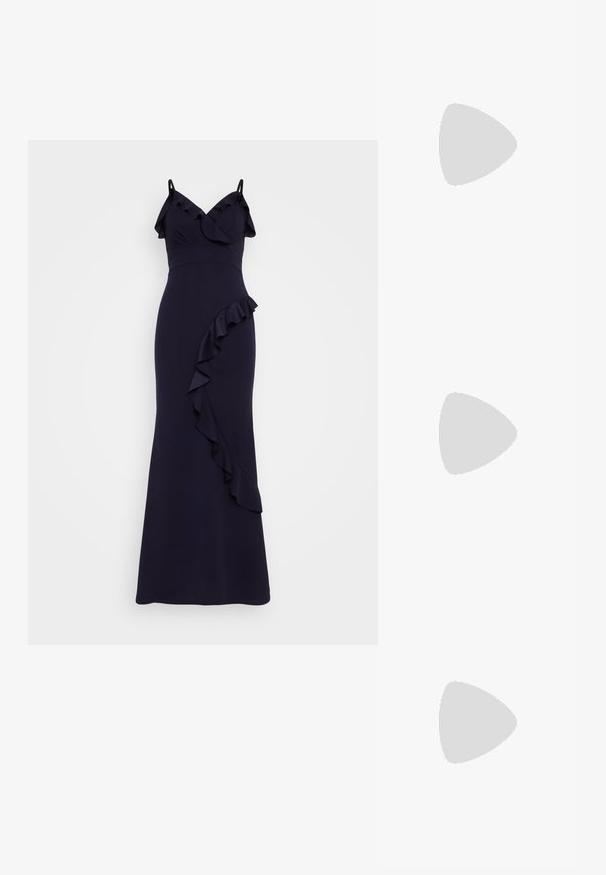 Mørkeblå aftenkjole med spaghetti-stropper, ruffle-detaljer ved udskæringen og en sidelæbe, lavet af et glat stof.; Hvid patentlæder højhælet pumpe med spids tå og slank stiletto-hæl, der har en glat overflade og en beige inderside.; Blød, cremefarvet læder clutch taske med samlet, rynket design og en tynd skulderrem, der hviler foran på en ensfarvet baggrund.; Klynge af seks uregelmæssigt formede, gennemsigtige og reflekterende glaslignende stykker arrangeret på en hvid baggrund.