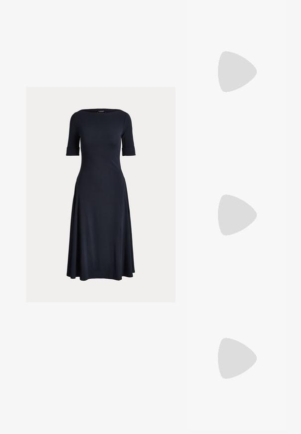 Robe bleu marine à manches courtes, décolleté rond et jupe évasée. Fabriquée en tissu lisse, elle présente des coutures verticales à la taille et à l'ourlet.; Chaussure plate slingback en daim noir à bout pointu, avec un petit talon et une bride réglable avec boucle dorée.; Boucles d'oreilles créoles en or avec de petits pendentifs rectangulaires argentés verticaux, présentées sur fond blanc.; Sac en cuir marron de forme incurvée avec quincaillerie dorée. Dispose d'une fermeture éclair au-dessus et d'un logo en relief à l'avant. Poignée courte incluse.