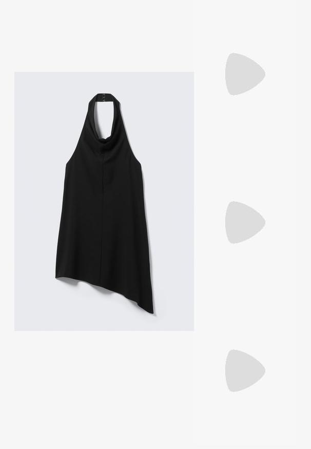Sort asymmetrisk haltertop med høj hals og hægte- og øjnelukning bagpå, der drysser længere ned på den ene side.; Sorte knæhøje støvler lavet af blank læder med et afslappet design, spidse tæer og en kraftig blokhæl. Glat tekstur med subtil glans.; Sorte solbriller med en slank rektangulær ramme og blå linser. Har en glat overflade og robuste stænger. Mærkets logo på siden.; Sort læderhåndtaske med en rundet form, dekoreret med sølvnitter, og et kort håndtag. Glat tekstur og lynlåslukning.