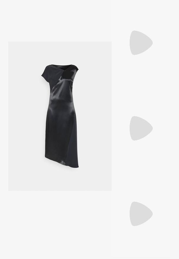 Calvin Klein NAIA SHINE MIDI DRESS - Cocktailkjole / festkjole - black; Sort læder slingback hæl med åben tå, spids form, smal hæl der udvider sig, og en firkantet base. Tekstureret overflade og spænde detaljer.; Sort velour clutch med guldfarvede detaljer, rektangulær form og kædestrop, der har en glat tekstur og ingen synlige mønstre.; Guldtonede øreringe formet som et stiliseret uendelighedssymbol, prydet med klare, rundslibede krystaller langs kanterne. Med stiftlukning.