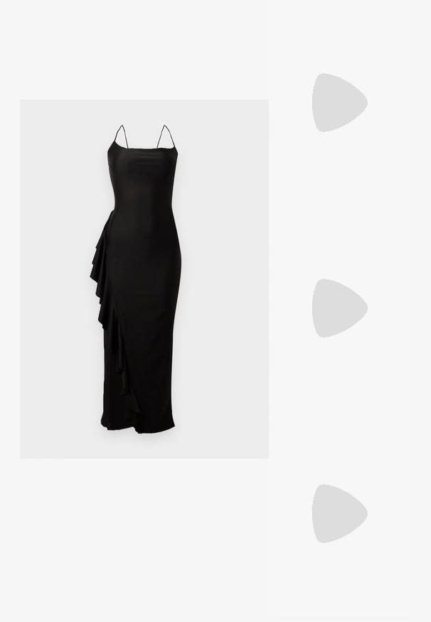 Schwarzes Satin-Maxikleid mit Spaghetti-Trägern, das auf der linken Seite eine drapierte Rüsche und eine figurbetonte Silhouette aufweist.; Schwarze Lackleder-High-Heel-Sandalen mit drei horizontalen Riemen und einem verstellbaren Knöchelriemen. Schlanke Silhouette und glänzende Oberfläche.; Kleine schwarze glänzende Handtasche mit zwei langen Griffen und seitlichen Kordelzug-Details vor einfachem hellem Hintergrund.; Silberne Metallcreolen mit glatter, leicht gebogener Oberfläche und Klappverschluss vor schlicht weißem Hintergrund.