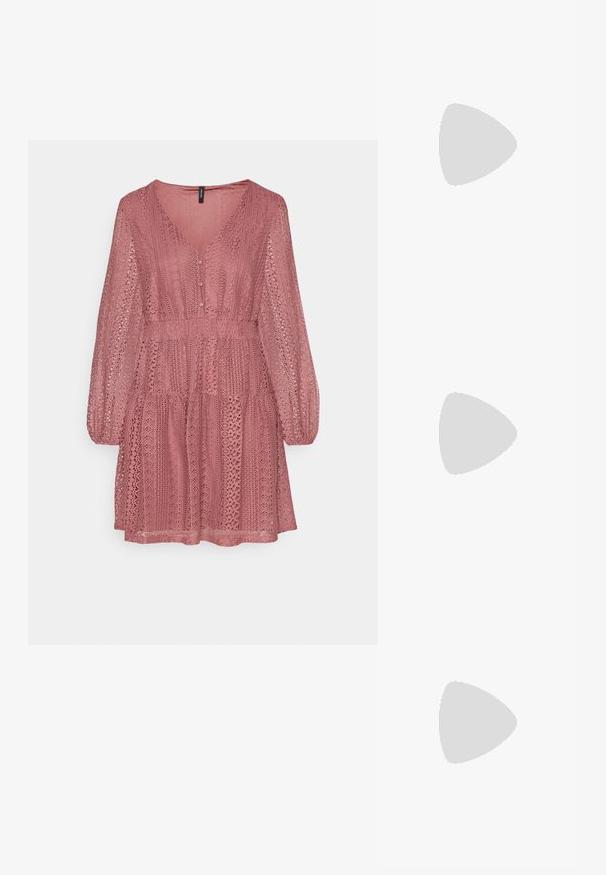 Vero Moda VMHONEY BUTTON SHORT DRESS - Hverdagskjole - rose brown; Hvide læder cowboystøvler med spidse tæer og blokhæle. Har intrikate syninger på skaftet og en glat tekstur.; HVISK NOMI SOFT STRUCTURE - Håndtasker - bone white; Guldfarvede metal hoops øreringe med et glat, cirkulært design og en sikret hængsel-lukning. Letvægts med en poleret overflade.