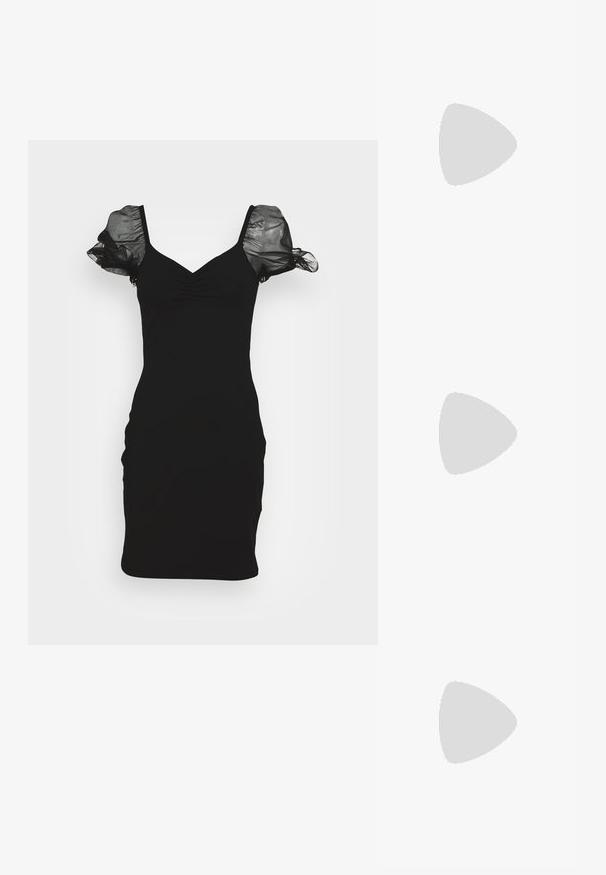 Even&Odd DRESS - Cocktailjurk - black; Zwarte leren hoge hak sandaal met een open teen en enkelbandje. Kenmerkt zich door een gladde afwerking, een gouden accent nabij de hak en een gebogen ontwerp.; Zwarte clutch tas gemaakt van suede met een textuurafwerking, voorzien van een gouden schouderband en een strakke, hoekige vorm.; Zilveren kettingoorbellen met een verlengd ontwerp, voorzien van een delicate ketting en rechte, dunne hangers aan de uiteinden. Glad textuur.