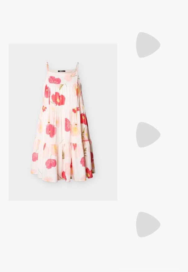 Weißes ärmelloses Kleid mit pinken und roten Blumenmustern, dünnen Trägern, gerafften Stufen und dekorativen Kordelzügen mit Holzperlen.; Beige Leder Slingback-Ballerinas mit spitzem Zeh, minimalistischem Design, glatter Textur und einer niedrigen schwarzen Sohle.; Weiße Lederhandtasche mit einem gerafften Design, ausgestattet mit einem goldenen Kettenriemen und einer runden Form. Glatte Textur mit sanften Falten und ohne Muster.; Silberne Metallcreolen mit glatter, leicht gebogener Oberfläche und Klappverschluss vor schlicht weißem Hintergrund.