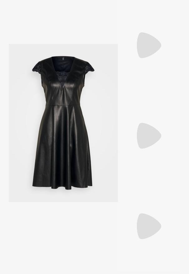ONLY ONLMINJA DRESS  - Φόρεμα ημέρας - black; Μαύρες δερμάτινες καουμπόικες μπότες με μυτερές μύτες, διακοσμητικές ραφές και κεκλιμένες χοντρές τακούνια που φοριούνται από άτομο.; Μαύρη τσάντα προσομοίωσης κροκόδειλου με ιμάντα σε σχήμα χιαστί που αποσπάται και λαβή στο επάνω μέρος, διαθέτει κλείσιμο με καπάκι και λείο φινίρισμα.; Ζεύγος λαμπερών ασημένιων κρίκων με λεπτές σύρμα σφραγίδες, παρουσιασμένα σε ανοιχτό γκρι φόντο.