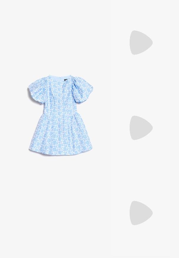 Lyseblå blomsterkjole med puffede korte ærmer og en tætsiddende talje, designet til piger, lagt fladt på en hvid baggrund.; Hvide patentlæder slingback sko med spidse tæer og en geometrisk blokhæl. Indersiden har en tan indersål og minimale udskæringer på siden.; Metallic sølv håndtaske med rektangulær form, udstyret med vandrette riller, et buet håndtag og en låsemekanisme på fronten.; En række af glinsende hvide perler, hvor hver enkelt er rund og ens i størrelse, med en glat overflade og en subtil glans, forbundet af en tynd snor.