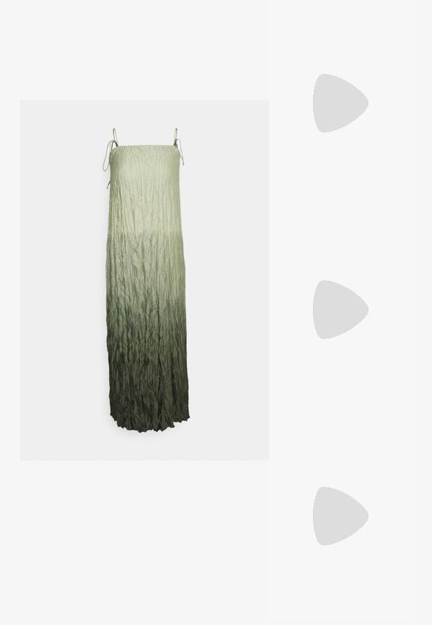 Vestido sin mangas verde con un tejido texturizado y arrugado que presenta un degradado de verde claro a verde oscuro. Tirantes ajustables en los hombros.; Sandalia plana gris con plantilla texturizada y finas correas en forma de Y, mostrada de lado sobre un fondo claro y liso.; Gafas de sol negras en forma de ojo de gato con lentes gris oscuro, marco de plástico elegante, esquinas puntiagudas y patillas rectas. Sin herrajes ni acentos visibles.; Pendientes de aro plateados con un diseño minimalista. Forma circular, textura suave y perfil delgado. Livianos con un acabado pulido.