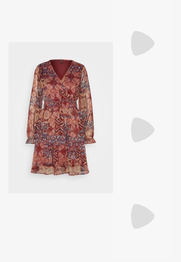Vero Moda VMPHILINE DRESS  - Φόρεμα ημέρας - sun dried tomato; Μπεζ σουέτ καουμπόικες μπότες με μύτη σε σχήμα πικρού και ελαφρώς υφασμάτινη σιλουέτα. Διαθέτουν διακοσμητική ραφή και χαμηλό στοίβαγμα τακούνι.; Καφέ δερμάτινη τσάντα με στρογγυλή μορφή, δύο μπροστινές τσέπες με φερμουάρ και αποσπώμενο ιμάντα ώμου. Διαθέτει ασημένιες λεπτομέρειες και ραφές.; Χρυσά σκουλαρίκια σε σχήμα ημισέληνου με λεία επιφάνεια, που διαθέτουν πορτοκαλί λεπτομέρειες κοντά στον κρίκο και ασημένια εξαρτήματα.