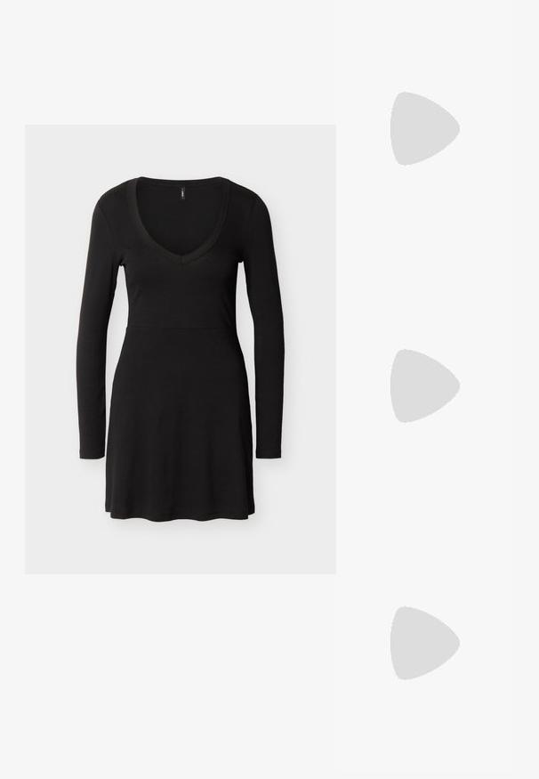 Robe noire à manches longues avec décolleté en V, taille cintrée et jupe légèrement évasée, présentée sur un fond clair uni.; Sandale à talons métalliques argentés avec un design à T, boucle réglable à la cheville et talon carré, présentant une surface lisse et réfléchissante.; Sac à main à perles noires avec une silhouette courbée, une poignée de transport et une texture brillante. Porté avec des chaussures à talons hauts noires et un short noir ajusté.; Boucles d’oreilles créoles en métal argenté avec une surface lisse légèrement incurvée et des fermoirs à clapet sur un fond blanc uni.