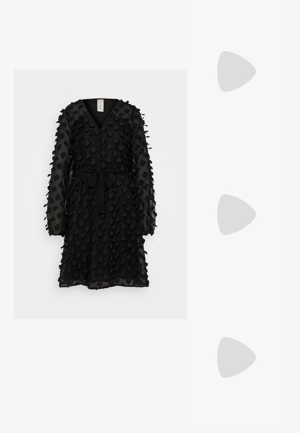 YAS Tall YASTRINA DRESS - Cocktailkjole / festkjole - black; Sorte ruskind højhælede sko med spids tå, ankelrem og stiletto hæl. Designet har en glat tekstur med minimal detaljer.; Guldmetallic clutchtaske med en struktureret design, der har diagonale syninger og en guldkædestsnor. Indeholder et metalaccentbar på forsiden.; Sølv hoops med en bølget, uregelmæssig tekstur. Har en tynd, cirkulær form og en reflekterende finish.