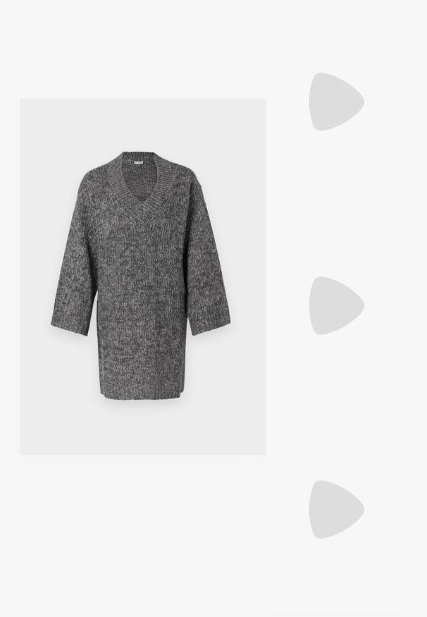 Suéter de punto gris con escote en V y mangas largas, con un patrón texturizado y corte holgado. Diseño casual con una tela suave y gruesa.; Zapatos de charol negros con una suela de plataforma gruesa y cordones gruesos. Punta redondeada, detalles mínimos y una pequeña lengüeta en la parte trasera.; Bolso de mano de cuero negro con una textura suave. Cuenta con una correa ajustable y un diseño elegante y minimalista con cierre de cremallera.; Pendientes de aro plateados con un diseño minimalista. Forma circular, textura suave y perfil delgado. Livianos con un acabado pulido.