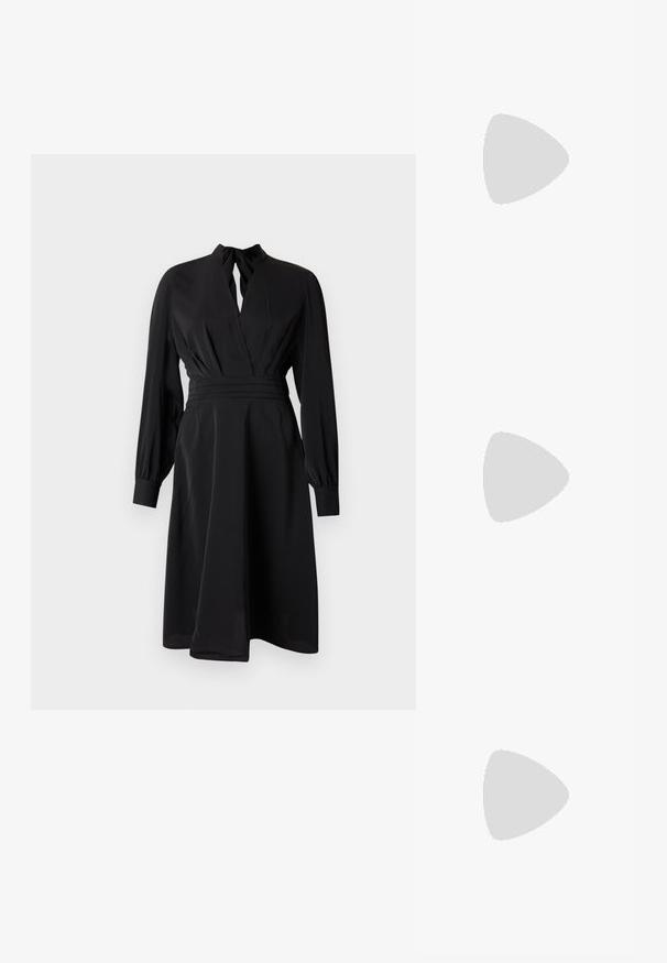 Schwarzes Kleid mit tiefem V-Ausschnitt, langen Puffärmeln und tailliertem Schnitt. Hergestellt aus weichem Stoff, verfügt es über einen fließenden Rock und dezente Falten.; Schwarze Lackleder-High-Heel-Sandalen mit drei horizontalen Riemen und einem verstellbaren Knöchelriemen. Schlanke Silhouette und glänzende Oberfläche.; Kleine Handtasche mit silbernem Gittermuster, gebogenem Griff, großem Perlenverschluss und einem dünnen silbernen Kettenriemen auf schlichtem Hintergrund.; Cluster von sechs unregelmäßig geformten, transluzenten und reflektierenden glasähnlichen Stücken, angeordnet auf weißem Hintergrund.
