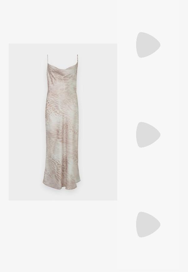 Satin midi kjole med tynde stropper, i en lys beige farve og et abstrakt dyreprint mønster, designet med en draperet halsudskæring.; Sorte læder slingback sko med spidse tæer, subtil glans og justerbar ankelrem. Flad hæl med en brun indersål.; Tan ruskinds tote taske med flade skulderremme, bølget top med snøre lukning og en guldfarvet knapdetalje. Glat tekstur og minimal design.; Guldtonede øreringe med en kvadratisk klynge af rhinsten og fem perleaccentuer, arrangeret i en vifteform. Glat tekstur.