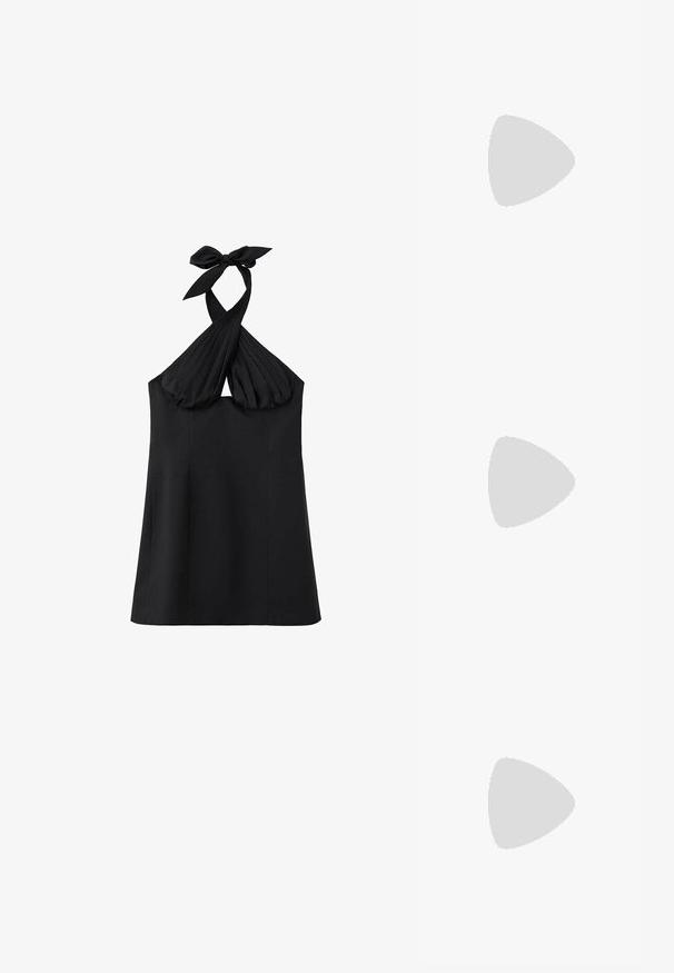 Sort halterneck-top med plisserede krydsede stropper bundet i en sløjfe ved nakken og en glat, lige kropsdel.; Sorte høje hæle sandaler med et skulpturelt gummi-design. Har buede remme og en kraftig hæl. Glat mat overflade.; Sorte solbriller med runde linser, mørkegrå toning og blank plastisk ramme. Har buede stænger for en sikker pasform.; Lille sort blank håndtaske med to lange håndtag og snøre-detaljer i siden på en ensfarvet lys baggrund.