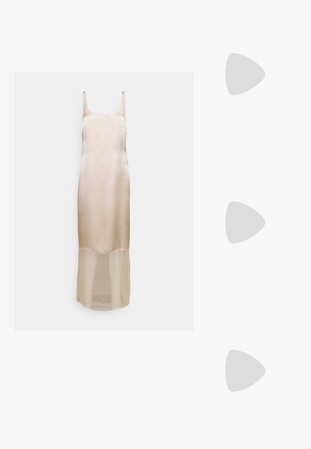 Vestido de satén color beige con tirantes finos, silueta ajustada y panel inferior transparente que llega hasta la mitad de la pantorrilla.; Tacones de slingback de cuero beige con punta afilada, tacón cuadrado y correa con un pequeño hebilla dorada. Textura suave, diseño minimalista.; Bolso de mano texturizado blanco con un diseño fruncido, que cuenta con una cadena dorada. Acabado liso con suaves ondas y bordes redondeados.; Collar de cadena de oro con eslabones alargados, un acento de perla blanca y un cierre decorativo con un pequeño adorno de cuentas.