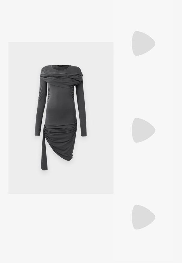 Donkergrijs, lang mouw, getailleerd jurk met gedrapeerde stof over de borst en asymmetrisch rimpelrok met hangende sjerp aan één kant.; Hoge slungelige bordeaux leren laarzen met puntige neus en lage hak op een effen lichte achtergrond.; Zwarte zachte leren handtas met korte handvatten, een afneembare riem en een gestikt logo aan de voorkant, op een effen lichte achtergrond.; Een paar zilveren metalen oorbellen met een open draadkooi-ontwerp en gladde centrale ovale vormen die gebogen schaduwen werpen op een witte achtergrond.