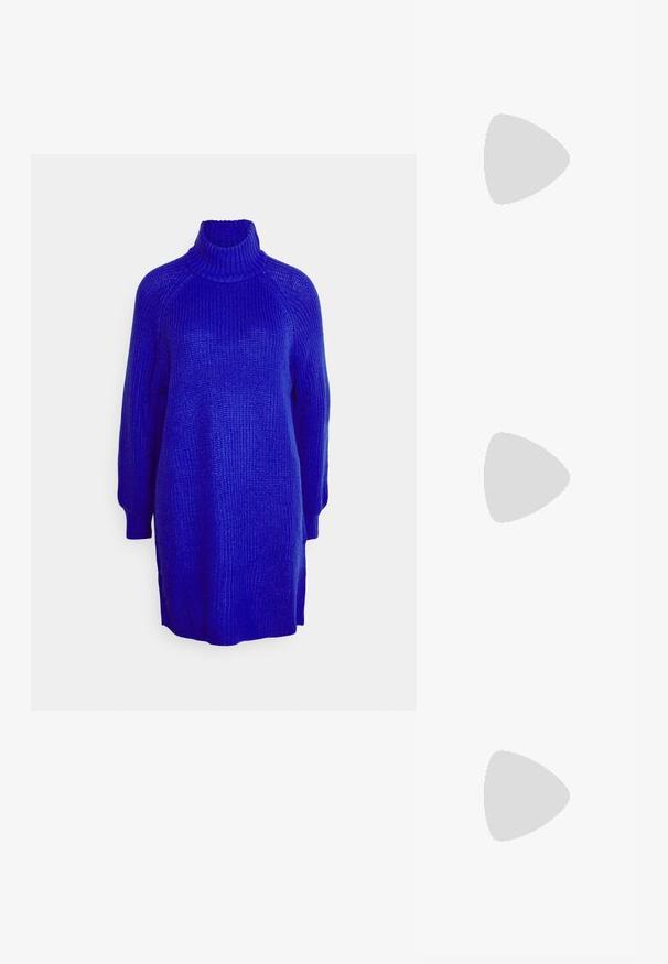 Strikket turtleneck sweater i strålende blå, med en afslappet pasform, ribbet tekstur og sideskår for komfort.; RAID BLICK - Høje støvler/ Støvler - black; Sort håndtaske med en netlignende overflade, vævet håndtag og dekorativ snøring. Indeholder aftagelig rem og kontrasterende metaldele.; Sølvøreringe med et minimalistisk design. Cirkulær form, glat tekstur og tynd profil. Letvægtige med en poleret overflade.