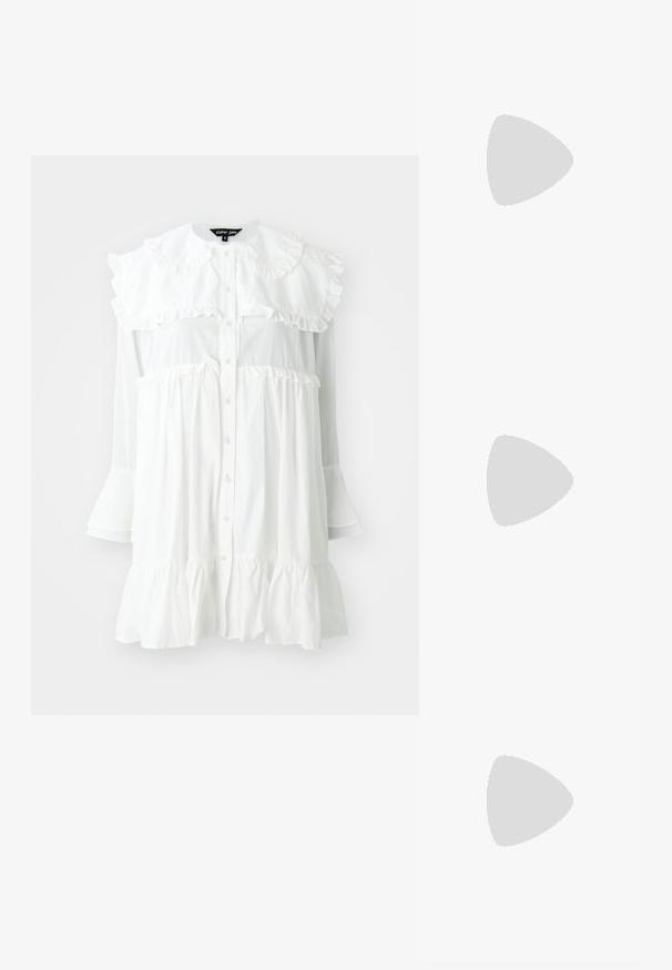 Robe en coton blanc avec un col froncé, des boutons à l'avant et des manches évasées. Elle présente un design à volants avec des accents froncés à la taille.; Ballerines en cuir verni rouge avec une superposition en mesh, détail de boucle circulaire sur la sangle, bout pointu et petit talon noir.; Sac bandoulière en cuir embossé effet croco rose clair avec bandoulière chaîne dorée et fermoir en forme d'oiseau doré sur le rabat avant.; Boucles d'oreilles créoles en or avec des perles blanches pendantes serties d'or et de petits cristaux clairs sur un fond clair uni.