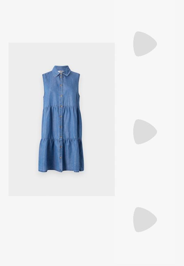 Denim ärmelloses Kleid mit durchgehender Knopfleiste, gestuftem Rüschensaum, spitzen Kragen und in einem hellblauen Farbton.; Braune Riemchen-High-Heelsandalen mit einem klobigen Absatz, ausgestattet mit geknoteten Riemen und einem offenen Zehendesign. Texturierte Sohle und verstellbarer Knöchelriemen.; Braune gewebte Lederhandtasche mit weißer Paspel, goldenem Reißverschluss und abnehmbarem braunem Stoff-Schulterriemen.; Pilgrim Ohrringe - gold-coloured