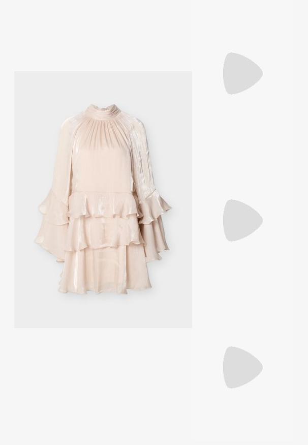 Lichtroze satijnen jurk met hoge hals, geplooide lijfje, gelaagde ruches op de rok en uitlopende klokmouwen.; Beige leren slingback ballerina's met een spitse neus, minimalistisch ontwerp, gladde textuur en een lage zwarte zool.; Zachte, crèmekleurige leren clutch met geplooid, gerimpeld ontwerp en een dunne schouderriem die vooraan op een effen achtergrond ligt.; Set van onregelmatig gevormde, gepolijste hoepel oorbellen van goudkleurig metaal met een open midden op een effen witte achtergrond.