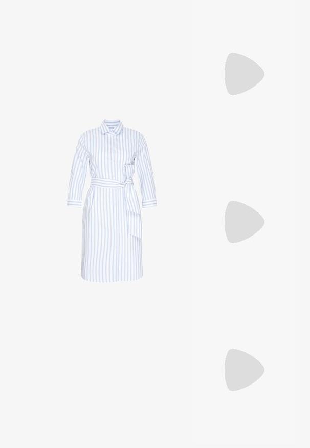 Langarmblousejurk met lichtblauwe en witte verticale strepen, knoopsluiting aan de voorkant, kraag en een tailleband die aan de rechterkant is gestrikt.; Lichtblauwe nubuck slingback hak, puntige neus, verstelbaar enkelbandje met metalen gesp, natuurlijke beige binnenzool en lage hak.; Kleine zilveren leren crossbodytas met textuur, verstelbare riem en subtiele geperste merknaam aan de voorkant.; Gouden oorbellen met een lange rechte staaf, voorzien van een ronde parelstud en een hangende geometrische diamantvorm.
