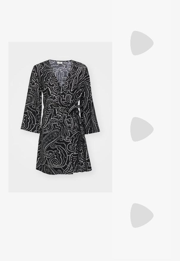 Sort slå-om-kjole med hvid paisley-mønster, V-hals, lange ærmer og bindedetalje i taljen. Fremstillet af et let stof.; Anna Field Højhælede støvler - red; Lille hvid håndtaske med tophåndtag, en aftagelig rem og detalje med guldfarvet spænde på frontklappen.; Sort læderbælte med flad design, der har en sølvmetalspænde og justerbare huller til fastgørelse. Glat tekstur og ingen synlige mønstre.