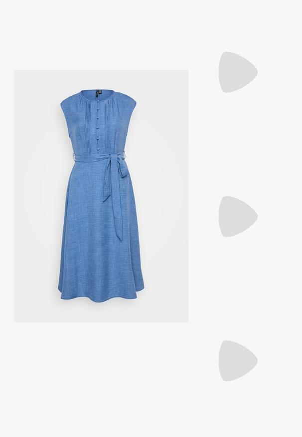 Blå chambray kjole med korte ærmer, knaplukning foran og en taljebånd. Har lodrette plisseringer for tekstur og en udvendig kant.; Sorte flade sandaler med flettede stropper og en metallisk detalje. Har en justerbar spænde og flad gummisål for komfort.; Storede sorte oversized solbriller med katteøjeform, mørkt tonede linser og glansfuldt plastisk stel. Har tykke stænger for støtte.; Par skinnende sølvøreringe med tynde trådlåse, vist på en lys grå baggrund.