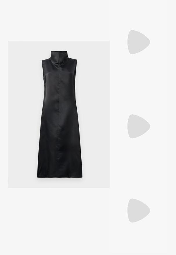 Zwarte satijnen mouwloze jurk met een hoge kraag, een gladde textuur en een rechte, enkellange silhouet. Minimalistisch ontwerp zonder versieringen.; Zwarte slingback pump met puntige neus en glanzende metalen neuskap. Beschikt over een hoge stilettohak en slanke enkelband. Gladde leren textuur.; Zwarte satijnen clutch met een zilverkleurige ronde sluiting versierd met rhinestones, heeft een afneembare kettingriem.; Paar zilverkleurige oorbellen met gegroepeerde heldere facetten kristallen in ronde en marquise vormen op witte achtergrond.