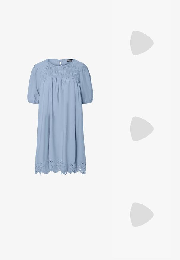 Vestido azul claro con escote redondo, cuerpo fruncido, mangas abullonadas y un dobladillo festoneado que presenta intrincados patrones de corte.; Zapato slingback beige con puntera negra, tacón cuadrado alto y dos correas decorativas, fabricado en material suave.; Bolso de mano de imitación cuero blanco con una forma triangular estructurada, correa ajustable única y cierre con solapa acentuada en curva.; Pendientes de aro de plata con un acabado suave y brillante. Forma circular, con un cierre seguro. Diseño sencillo y elegante.