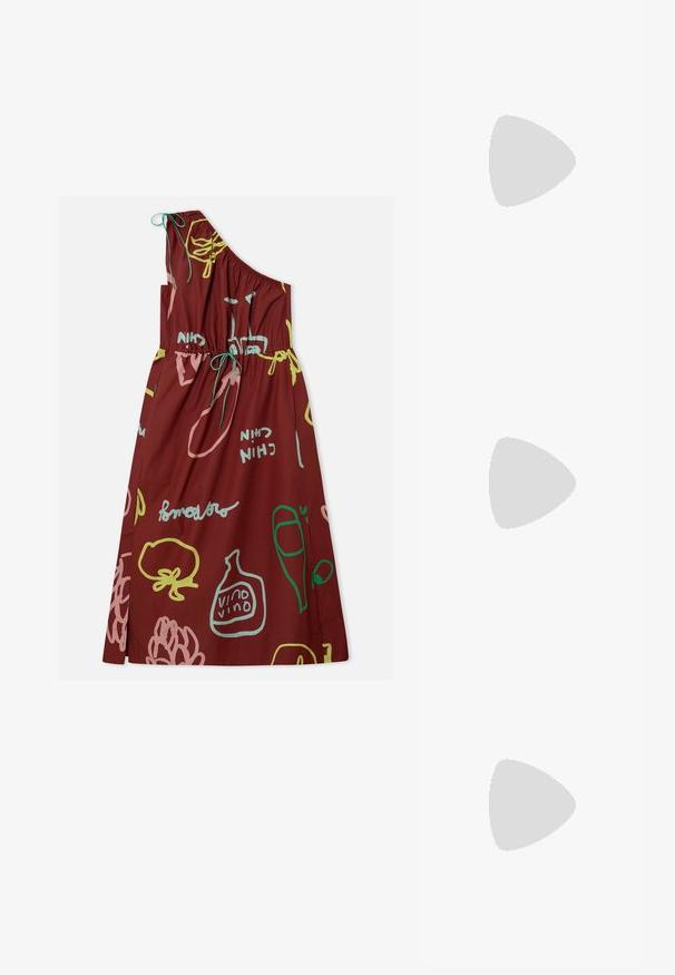 Ein schulterfreies, kastanienbraunes Kleid mit bunten abstrakten Mustern, grünen und gelben Akzenten und einem Kordelzug an der elastischen Taille.; Lila Gummischlappen mit einem strukturierten Bandsdesign, getragen über cremefarbigen Socken, kombiniert mit einem hellbeigen Rock. Grüner Boden.; Kleine gewebte korallenfarbene Handtasche mit einem geknoteten Griff und einem roten Reißverschlussanhänger an der Seite, vor weißem Hintergrund präsentiert.; sweet deluxe EARRING - Ohrringe - silver-coloured