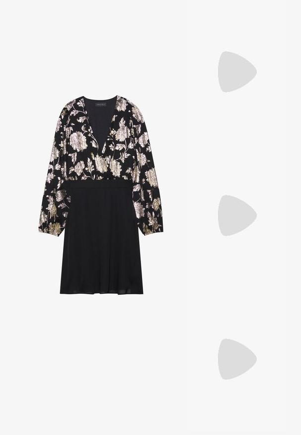 Schwarzes Kleid mit langen Ärmeln, das ein florales Muster in Gold und Silber auf der Oberseite und einen strukturierten, einfarbigen schwarzen Rock hat. V-Ausschnitt-Design.; Schwarze Wildleder-Plattformabsätze mit einem dicken Blockabsatz, runder Zehenpartie und einem Knöchelriemen, der mit einer Metallschnalle gesichert ist. Glatte Oberfläche über das gesamte Schuhwerk.; Schwarze Handtasche aus strukturiertem Material mit einer klaren Form. Sie verfügt über einen Klappenverschluss, einem goldfarbenen Hardware-Detail und einem einzelnen Griff.; Goldfarbene Creolen mit einer glatten, polierten Oberfläche. Sie haben eine halbkreisförmige Form und einen sicheren Stiftverschluss.