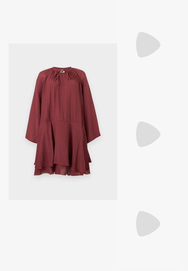 Robe longue fluide manches longues en bordeaux profond avec encolure froncée et fermeture à nouer, avec un ourlet asymétrique et superposé.; Ballerines argentées métalliques à bride arrière avec un bout pointu, présentant un détail de nœud sur le devant et une sangle ajustable pour un maintien sécurisé.; Pochette de soirée en maille argentée avec rabat enveloppe et fine bandoulière chaîne sur fond blanc uni.; Boucles d'oreilles en argent avec un design ondulé et texturé, en forme de croissants superposés ; la finition polie accentue les qualités réfléchissantes.