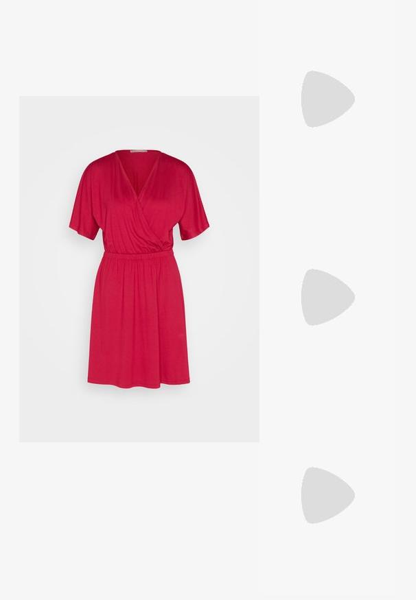Anna Field by Zalando Džersejové šaty - red; Jedna svetloružová žabková sandála s textúrovanou podrážkou a kovovými ružovozlatými Y-tvarovanými remienkami na jednoduchom pozadí.; Okrúhle slnečné okuliare s čiernymi plastovými rámami a tmavo fialovými gradientovými šošovkami. Zlato kovové akcenty na ráme. Tenké čierne nožičky.; Zlatý prsteň so zlato tónovanými dvoma preplétanými páskami; horná časť je lesklá a odráža svetlo, zatiaľ čo dolná časť má matný povrch.