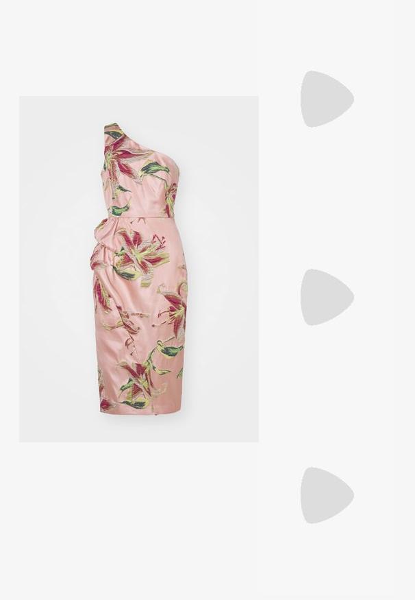 Eén-schouder jurk van roze satijn, met grote bloempatronen in groen en bordeaux. Rimpeldetails in de taille voegen textuur toe.; Gouden sandalen met hakken, voorzien van een textuur en geplooid ontwerp met een opvallende strikdetail. Enkelbandje met verstelbare gesp, medium blokhak.; Loeffler Randall SERENA - Clutch - gold-coloured; Goudkleurige oorringen met zwarte accenten, voorzien van decoratieve hardwaredetails en een gepolijste afwerking, veiliggesteld met een knopsluiting.