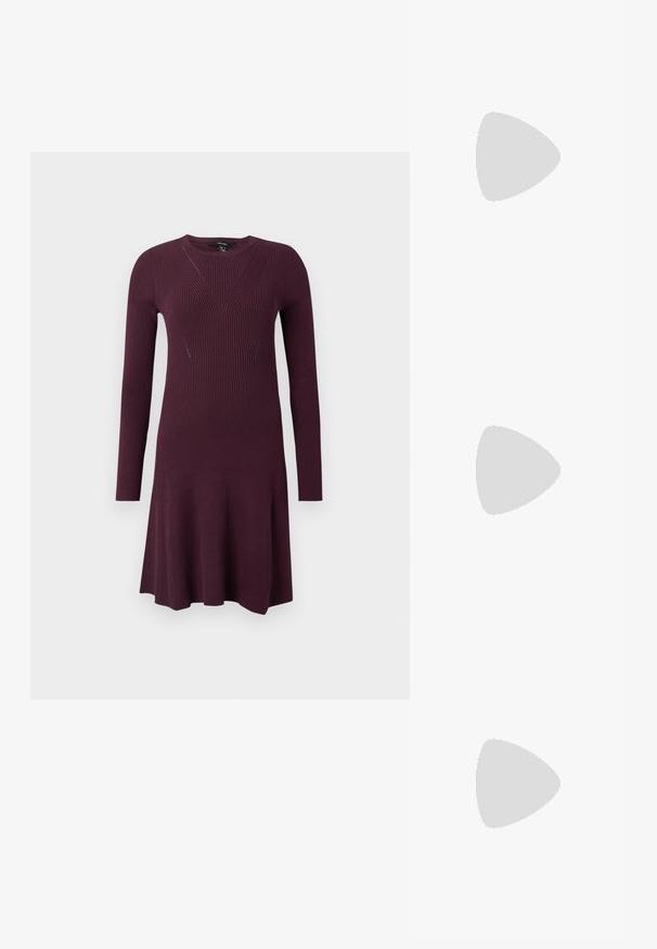 Strickkleid in tiefem Lila, mit langen Ärmeln, einem enganliegenden Oberteil mit diagonalen Rippenmustern und einem auslaufenden Rock.; Schwarze Leder-Stiefel bis zum Knie mit spitzem Zeh, angularer Ferse und glatter Textur. Verfügt über einen dezenten gesteppten Akzent an der Seite.; Schwarze Lederhandtasche mit abgerundeter Form, verziert mit silbernen Nietenakzenten und kurzem Griff. Glatte Struktur und Reißverschlussverschluss.; Silberne, sternförmige Creolen mit einer glatten, polierten Oberfläche auf weißem, schlichtem Hintergrund.