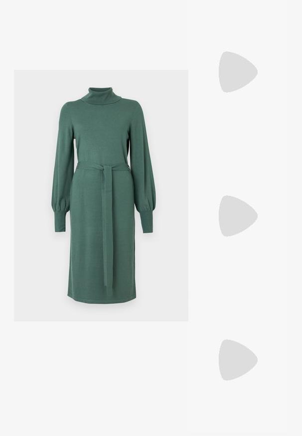 Groen gebreid jurk met hoge hals, lange ballonmouwen en een riem in de taille. Soepele textuur en middellange ontwerp.; Zwarte kniehoge laarzen van gladleer met een chunky hak en een ronde neus. Heeft een naadloos ontwerp en subtiele stiksels.; Zwarte leren handtas met een gestructureerde vorm, een gladde textuur en een enkele schouderband. Heeft een subtiele, afgeronde klepontwerp.; Zilveren metalen oorbellen met een golvend, sculpturaal ontwerp, voorzien van een gepolijste afwerking en onregelmatige vormen, die een hedendaagse esthetiek benadrukken.