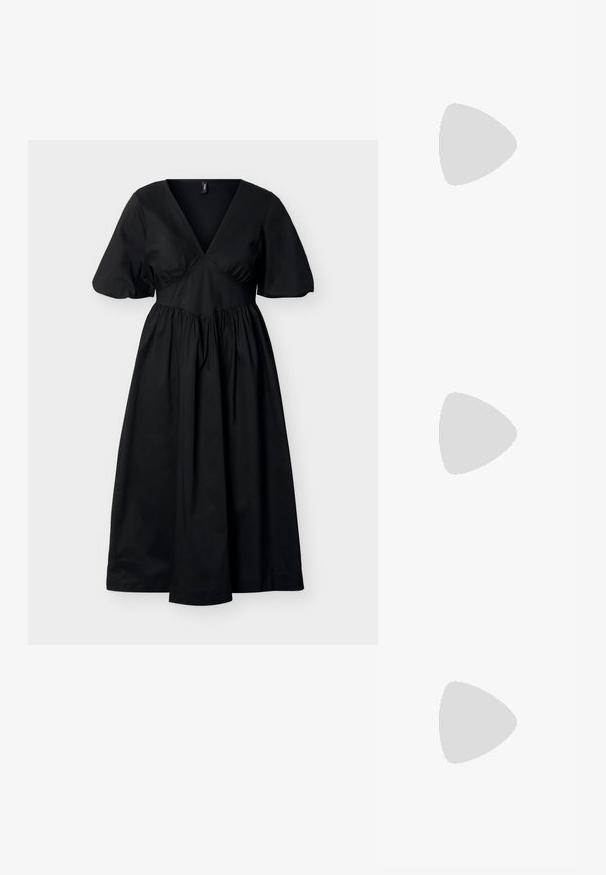 Vestido midi negro con escote en V profundo, mangas cortas abullonadas, cintura ajustada y falda fruncida, exhibido sobre un fondo liso y claro.; Sandalias negras de tacón con tiras finas, diseño de punta abierta y un pequeño tacón acampanado. El material parece suave y brillante.; Bolso de malla plateada con forma redondeada, acabado texturizado y un asa curvada. Presenta detalles de cadena y un cuerpo suave y recogido.; Pendientes de aro de metal plateado con superficie lisa y ligeramente curvada y cierre de tipo mosquetón sobre un fondo blanco liso.