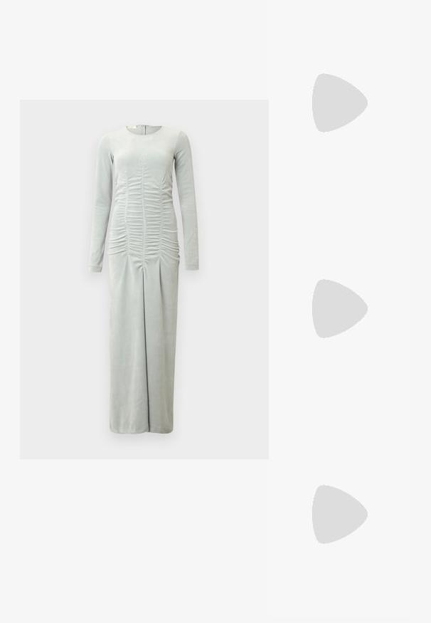Robe gris clair à manches longues en tissu doux. Présente des fronces sur le devant et une fente. Fermeture éclair au dos.; Bottes noires montantes en matériau croûte embouti brillant, avec un bout pointu et un petit talon kitten. Texture lisse avec des plis doux.; Sac à main en cuir noir plissé avec poignée supérieure et bandoulière amovible sur un fond clair uni.; Boucles d'oreilles en clip argentées avec un design en spirale, présentant une texture métallique lisse et des formes arrondies. Pas d'embellissements ou de motifs visibles.