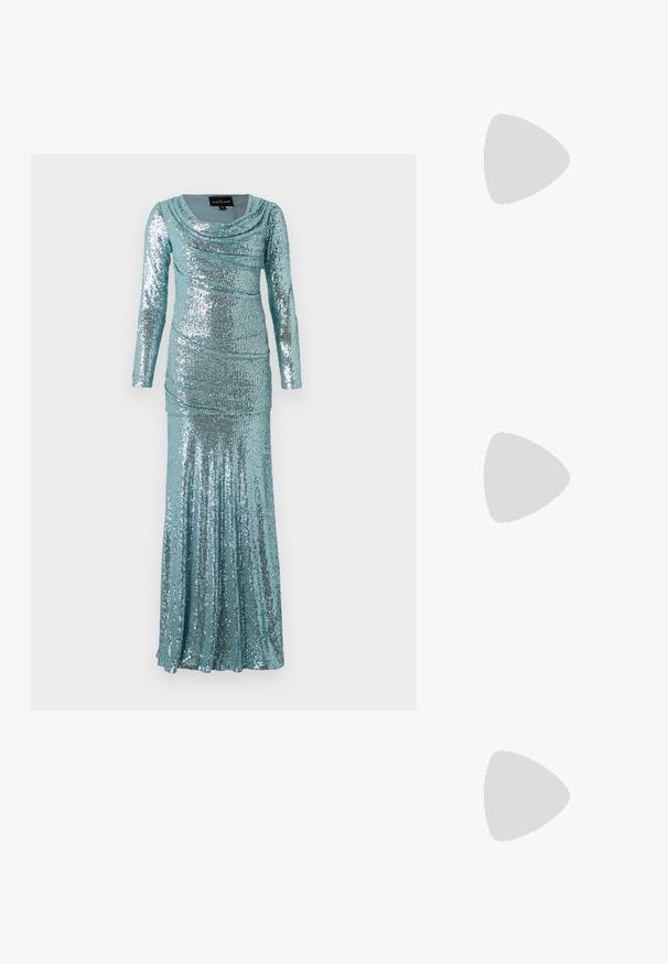 Vestido de manga larga en color teal con escote drapeado, que presenta lentejuelas por todo el diseño, detalles fruncidos y una silueta ajustada que fluye hacia un dobladillo acampanado.; Sandalia de tacón alto blanca con brillantes tiras plateadas, punta abierta y cierre de cremallera en la parte trasera. Textura suave, diseño elegante y tacón puntiagudo.; Clutch rectangular de plata hecha de tejido metálico texturizado, con cierre de broche y correa de cadena desmontable para llevar.; Pendientes de plata con una parte superior hexagonal y un cristal transparente, acompañados de largas cadenas colgantes. El acabado texturizado realza el interés visual.