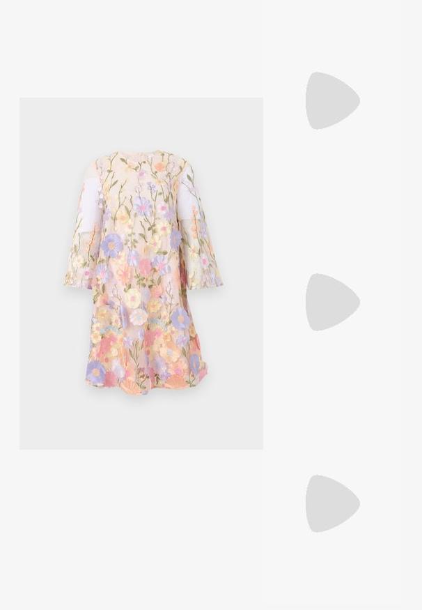 Transparentes langärmeliges Kleid mit mehrfarbigen, bestickten Blumenmustern in Pastelltönen auf hellem Hintergrund.; Korallenfarbenes Leder-Schuh mit niedrigem Absatz und spitz zulaufender Zehenpartie, ausgestattet mit doppelten Riemen und goldfarbigen Schnallen. Glatte Textur, minimalistisches Design.; Clutch-Tasche mit cremefarbenen Stoffblumen, die die Oberfläche bedecken, und einem goldenen Kettenriemen auf hellem Hintergrund.; Perlen-Tropfen-Ohrringe mit verlängerten Strängen, die verschiedene geformte weiße Perlen und silberne Akzente oben aufweisen.