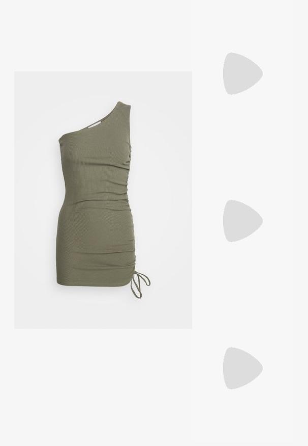 Even&Odd Petite by Zalando Šaty do práce - olive; Béžové žabkové sandále s textúrovanou podrážkou a bronzovými kovovými pásikmi v tvare Y na jednoduchom bielom pozadí.; Hnedé slnečné okuliare v štýle tortoiseshell s vintage cat-eye tvarom a hnedými sklami. Majú zakrivené ramienka s červenými akcentmi.; Pletená slamenná kabelka v béžovej farbe s oblým tvarom, vybavená čiernym koženým remienkom a striebornými kovovými detailmi. Textúrovaný povrch.