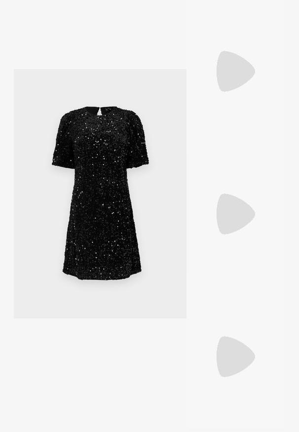 Schwarzes kurzes Kleid mit kurzen Ärmeln, bedeckt mit Pailletten, runder Ausschnitt und einer Schlitzöffnung hinten. A-Linie mit strukturiertem Oberflächen. ; Schwarze High-Heels-Sandalen mit schlankem Knöchelriemen und zwei vorderen Riemen. Aus glattem Leder gefertigt, mit einer eleganten spitzen Zehenform und einem Stiletto-Absatz.; Schwarze Leder-Clutch mit einem silbernen Metallkette-Griff und einer eleganten rechteckigen Form. Mattes Finish und minimalistisches Design mit einem metallischen Akzent.; Silberne Metallohrringe mit einem wellenförmigen, skulpturalen Design, das eine polierte Oberfläche und unregelmäßige Formen aufweist, die eine zeitgenössische Ästhetik betonen.