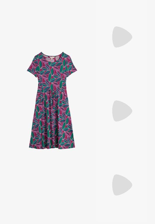Vestido morado de manga corta hasta la rodilla con estampado de hojas verdes y rosas, cintura ajustada y escote redondo.; Sandalia de cuña blanca con plataforma de cuerda texturizada, que presenta una delgada correa en el tobillo y un diseño de punta cerrada suave.; Pañuelo de seda con correas de cuero color marrón claro y marrón, anillos dorados y pequeños colgantes de flores y animales en rosa, amarillo y blanco sobre fondo blanco.; Bolso de mano de paja trenzada en beige con una silueta curva, que presenta una correa de cuero negro y detalles metálicos plateados. Acabado texturizado.
