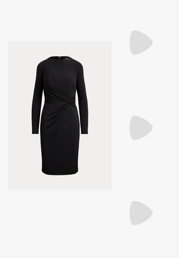 Sort knælængde kjole med lange ærmer, rund halsudskæring og snoet knudedetalje i taljen på ensfarvet baggrund.; Lauren Ralph Lauren LOGAN BURNISHED LEATHER SANDAL - Sandaler - black; Sort læderclutch med guld RLL-logo foran, guldkæde-rem og aftagelig læderrem til håndleddet på hvid baggrund.; Par af polerede øreringe i guldfarve med en buet rektangulær top, der er forbundet til en uregelmæssig ovalformet ring, sat mod en ensfarvet hvid baggrund.