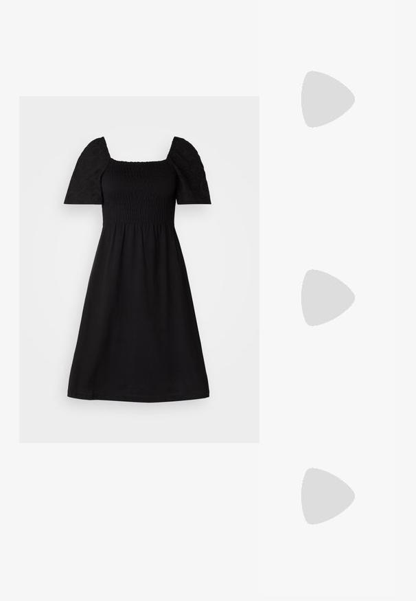 Zwarte jurk met een vierkante halslijn en puffed korte mouwen. Heeft een smockbuste en een vloeiende rok, gemaakt van zachte stof met textuur.; Puntige slingback hakken in panterprint stof met een strikaccent, voorzien van een lage zwarte hak en een soepele textuur.; Witte nepleren handtas met een gestructureerde driehoekige vorm, een enkele verstelbare schouderriem en een klep met ronde accenten.; Zilveren ringoorbellen met een kruis- en hartbedel. Glad, glanzend oppervlak met een gepolijste afwerking. Elke bedel hangt aan een veilige lus.