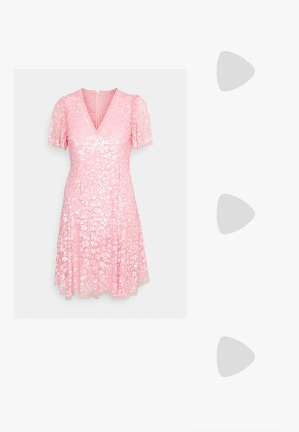 Needle & Thread DAPHNE V-NECK MINI DRESS - Vestido de cóctel - rose quartz; Sandal de tacón alto rosa con acentos de mariposa, hecho de material suave. Cuenta con tirantes delgados y un tacón esbelto.; Bolso metálico rosa con forma semicircular, con un acento de joya y una correa de cadena plateada. Asa de metal circular en la parte superior.; Pendientes de aro de oro con un cristal rosa en forma de corazón y una línea de pequeñas perlas a lo largo de la curva superior.